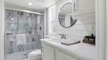House, Multiple Beds, Patio (Lookout at Hillstone) | Bathroom