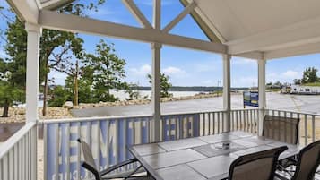 House, Multiple Beds, Patio (Lookout at Hillstone) | Outdoor dining