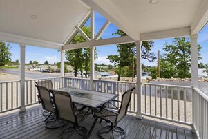 Casa, varias camas (Lookout at Hillstone) | Restaurante al aire libre