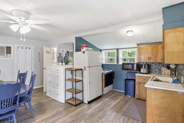 House, Multiple Beds (Firehouse Lake Retreat) | Private kitchen