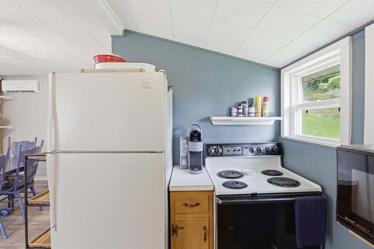 House, Multiple Beds (Firehouse Lake Retreat) | Private kitchen