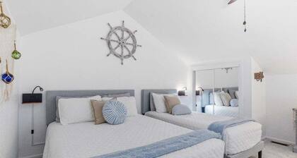 Top Floor Lake Views, Loft Space & Private Deck Retreat at the 12mm