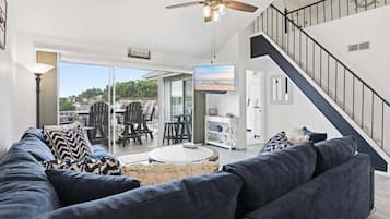 Apartment, Mehrere Betten, Terrasse (Oasis at Regatta Bay) | Wohnbereich