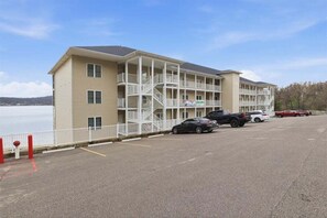 Exterior - Peaceful, Newly Built Lakefront Condo, w/ PWC Slip, Screened Balcony, 2 Pools & Elevator (Camdenton)