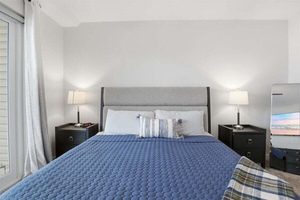 Room - Peaceful, Newly Built Lakefront Condo, w/ PWC Slip, Screened Balcony, 2 Pools & Elevator (Camdenton)