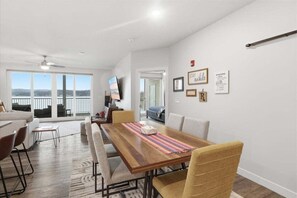 3 bedrooms, individually decorated, individually furnished, bed sheets - Peaceful, Newly Built Lakefront Condo, w/ PWC Slip, Screened Balcony, 2 Pools & Elevator (Camdenton)