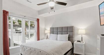 Peaceful, Newly Built Lakefront Condo, w/ PWC Slip, Screened Balcony, 2 Pools & Elevator
