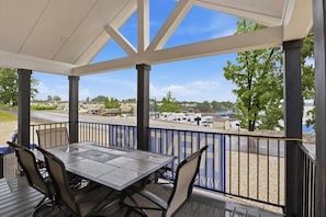 Casa, letti multipli, patio (Hillstone Community) | Ristorazione all'aperto