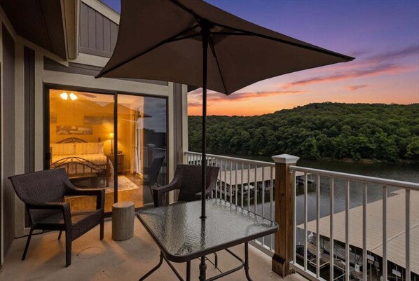 Terrace/patio - Lakefront Condo With Boat Slip, Heated Pool & Boat Launch (Osage Beach)