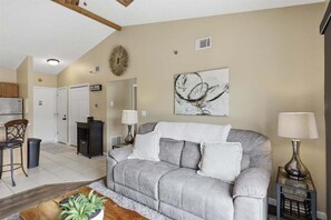 Living area - Lakefront Condo With Boat Slip, Heated Pool & Boat Launch (Osage Beach)