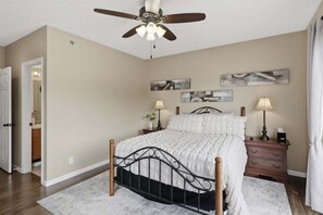 2 bedrooms, individually decorated, individually furnished, bed sheets - Lakefront Condo With Boat Slip, Heated Pool & Boat Launch (Osage Beach)