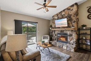 Living area - Lakefront Condo With Boat Slip, Heated Pool & Boat Launch (Osage Beach)