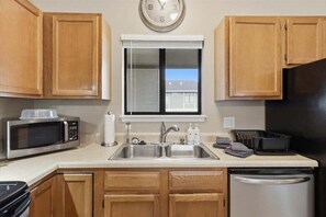 Private kitchen - Lakefront Condo With Boat Slip, Heated Pool & Boat Launch (Osage Beach)