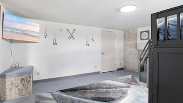 House, Multiple Beds (Off-Duty Oasis) | 4 bedrooms, individually decorated, individually furnished, bed sheets