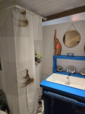 Comfort Chalet, Garden Area | Bathroom - Gîte du tour du monde (Païta)