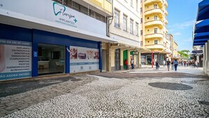 A street with a dental clinic on the left and a multi-story building on the right. - Apt. in Condo w/ City View in Downtown Ubs0502 (Florianópolis)