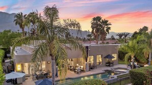 A modern house with a pool, outdoor seating, and palm trees. - Casa Sonora Grande - A Palm Springs 6 bedroom gem! (Palm Springs)