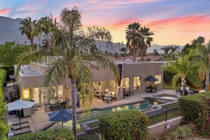 A modern house with a pool, outdoor seating, and palm trees. - Casa Sonora Grande - A Palm Springs 6 bedroom gem! (Palm Springs)