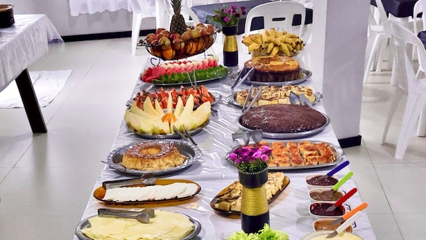 Een buffet met verschillende soorten eten en bestek.