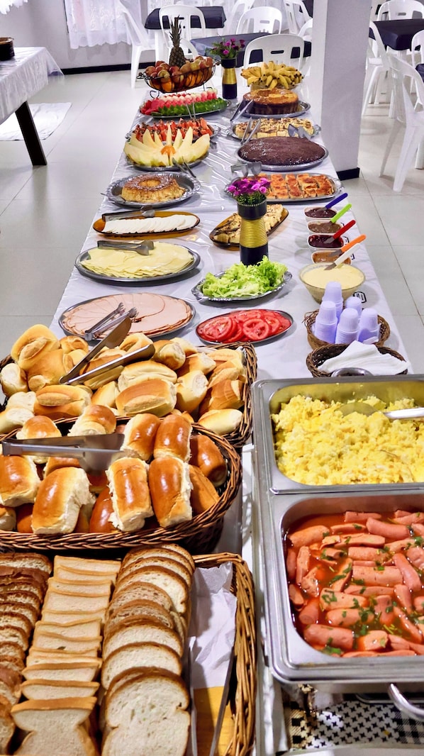 Free daily buffet breakfast - Barra Beach Hotel (Florianópolis)
