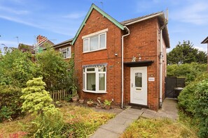 Exterior - Crew Comfort Walsall | Sleeps 6 | Fast Wi-Fi (Walsall)