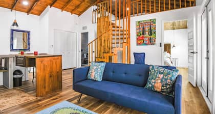 Cute Farm 1 Cozy 2-bedroom cottage in lovely St. Cloud with AC