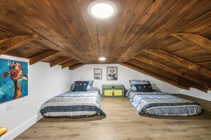 Tabla de planchar con plancha, wifi y ropa de cama 