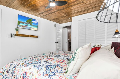 Cute Farm 1 Cozy 2-bedroom cottage in lovely St. Cloud with AC