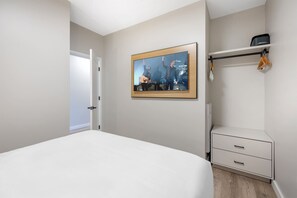 1 habitación, tabla de planchar con plancha, cuna de viaje y wifi 