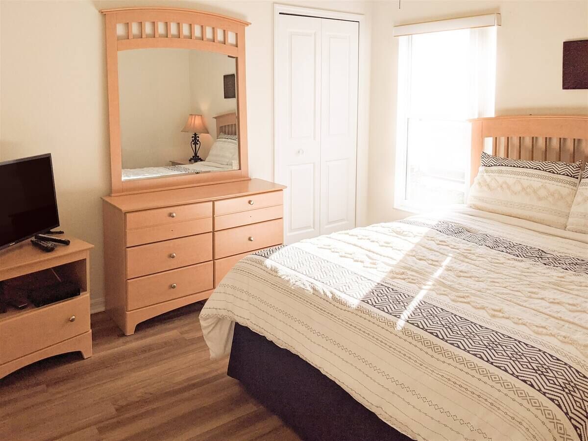 4 habitaciones, tabla de planchar con plancha, wifi y ropa de cama 
