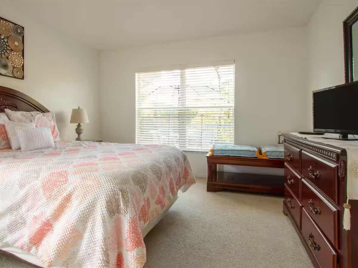 4 bedrooms, iron/ironing board, WiFi, bed sheets