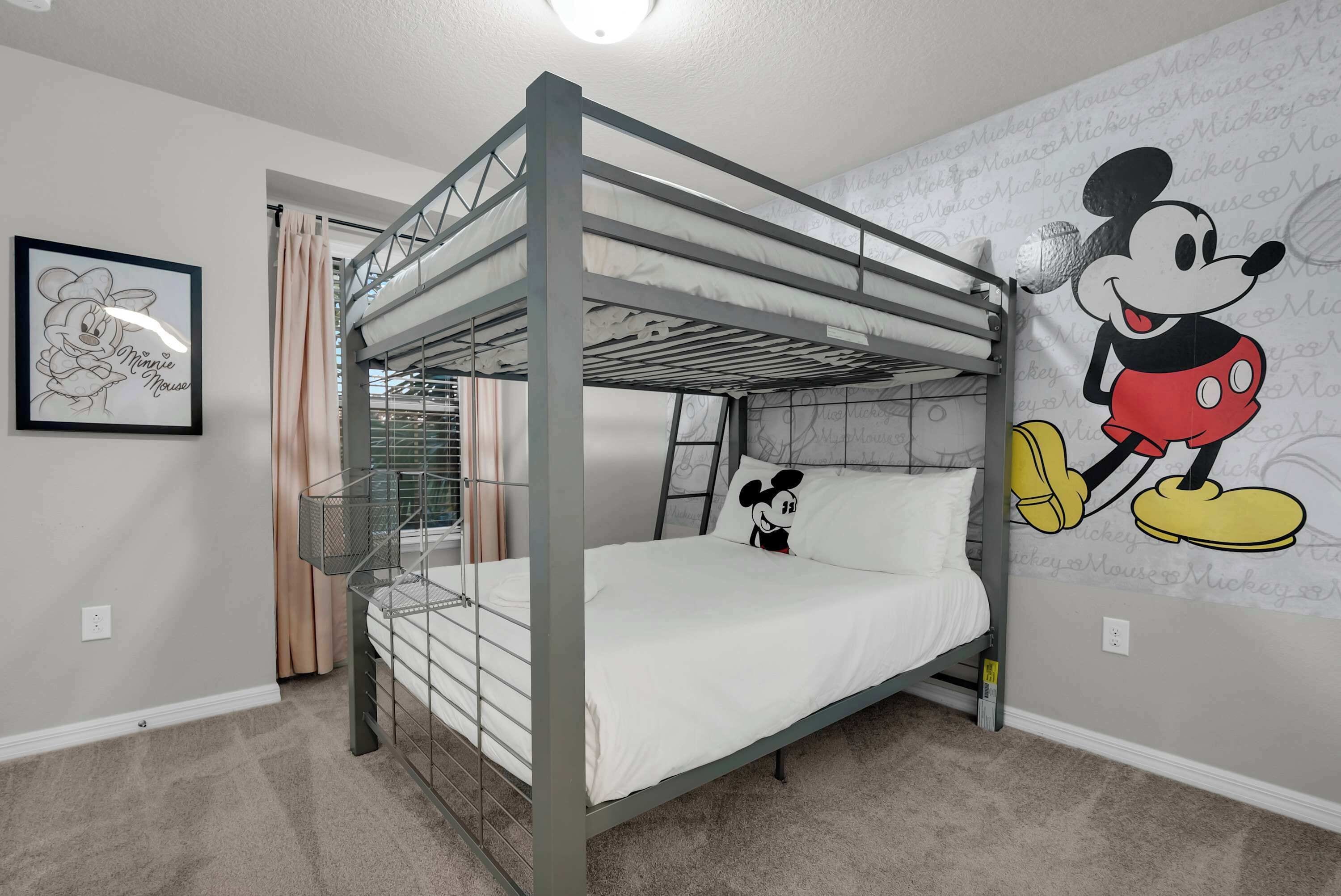 5 slaapkamers, een bureau, een strijkplank/strijkijzer, reisbedje