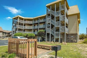 Exterior - 5402 - Aquaholic - Oceanfront 2BR condo with pool, WiFi, and beach access. (Kill Devil Hills)