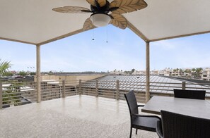 Outdoor dining - LUXURY CHANNEL CONDO (Lake Havasu City)