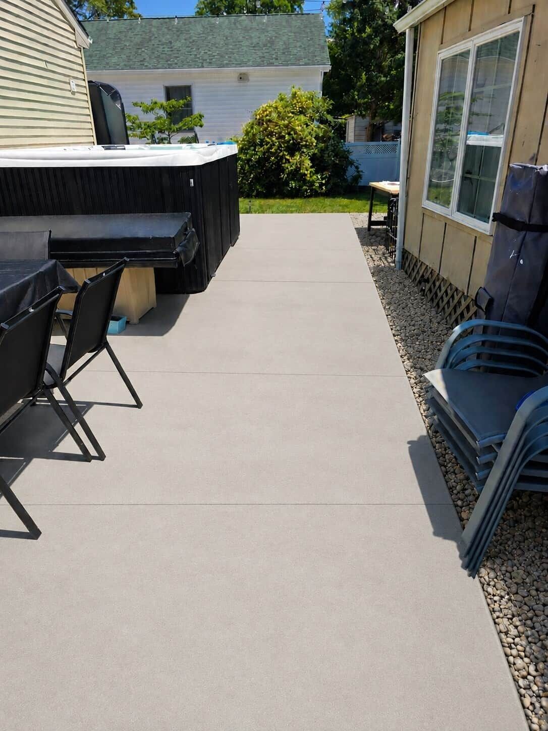 Un espace extérieur aménagé avec un barbecue, des chaises et une table.