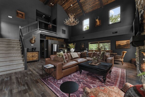 Living area - Lodge Cabin w/ Hot Tub | 4 Ensuite Kings (Hollister)