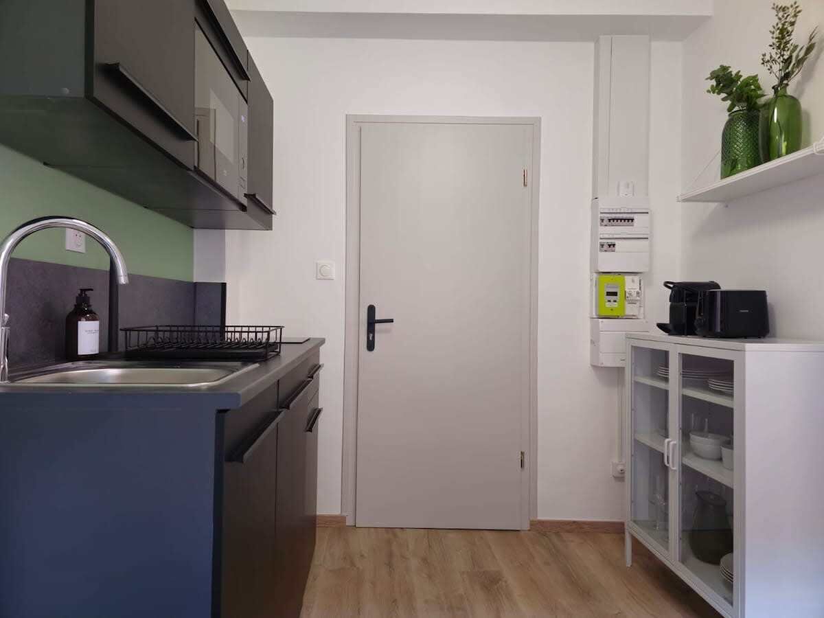 Coffee/tea maker, fridge, microwave, toaster
