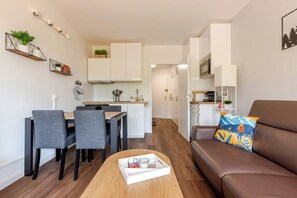 Eine moderne Wohnung mit Essbereich, Küche und Wohnraum.