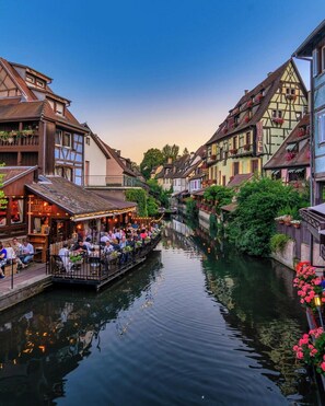 Un hôtel situé au bord de la rivière, doté d’une terrasse et donnant sur un canal.
