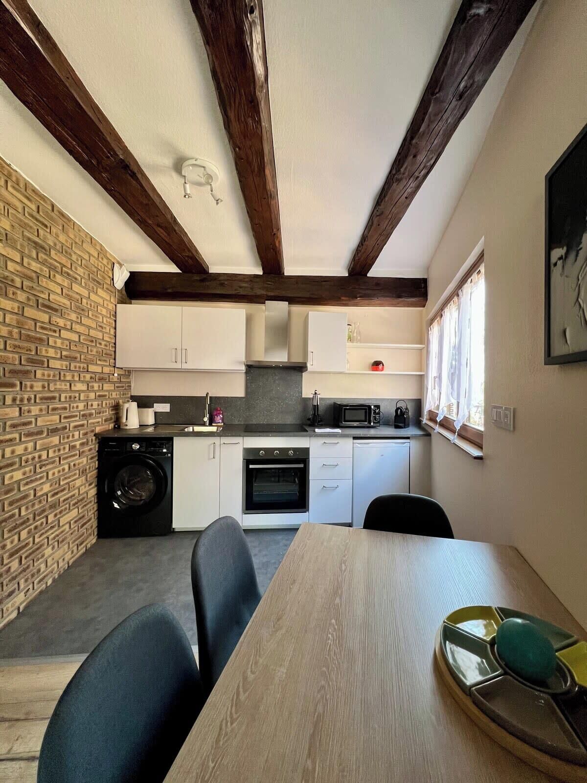 Coffee/tea maker, fridge, microwave