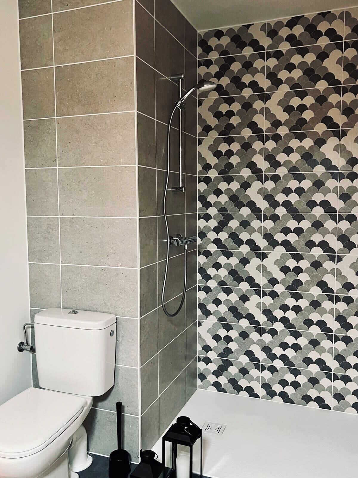 Une salle de bain avec des toilettes, une douche et un lavabo.