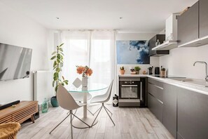 Cafetière-théière, réfrigérateur, four à micro-ondes, un four