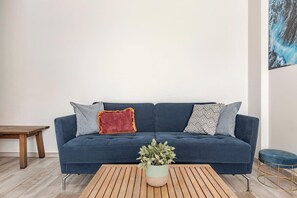 Téléviseur, livres, chaîne audio