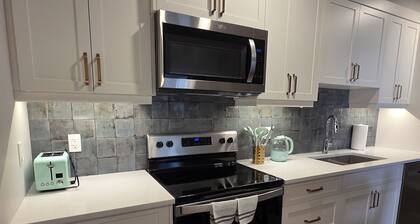 Private Luxury Retreat - King Bed - Full Kitchen