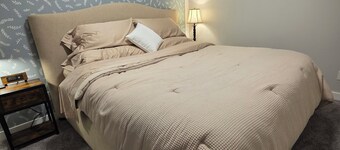 Private Luxury Retreat - King Bed - Full Kitchen