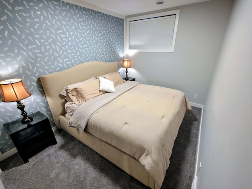 Private Luxury Retreat - King Bed - Full Kitchen
