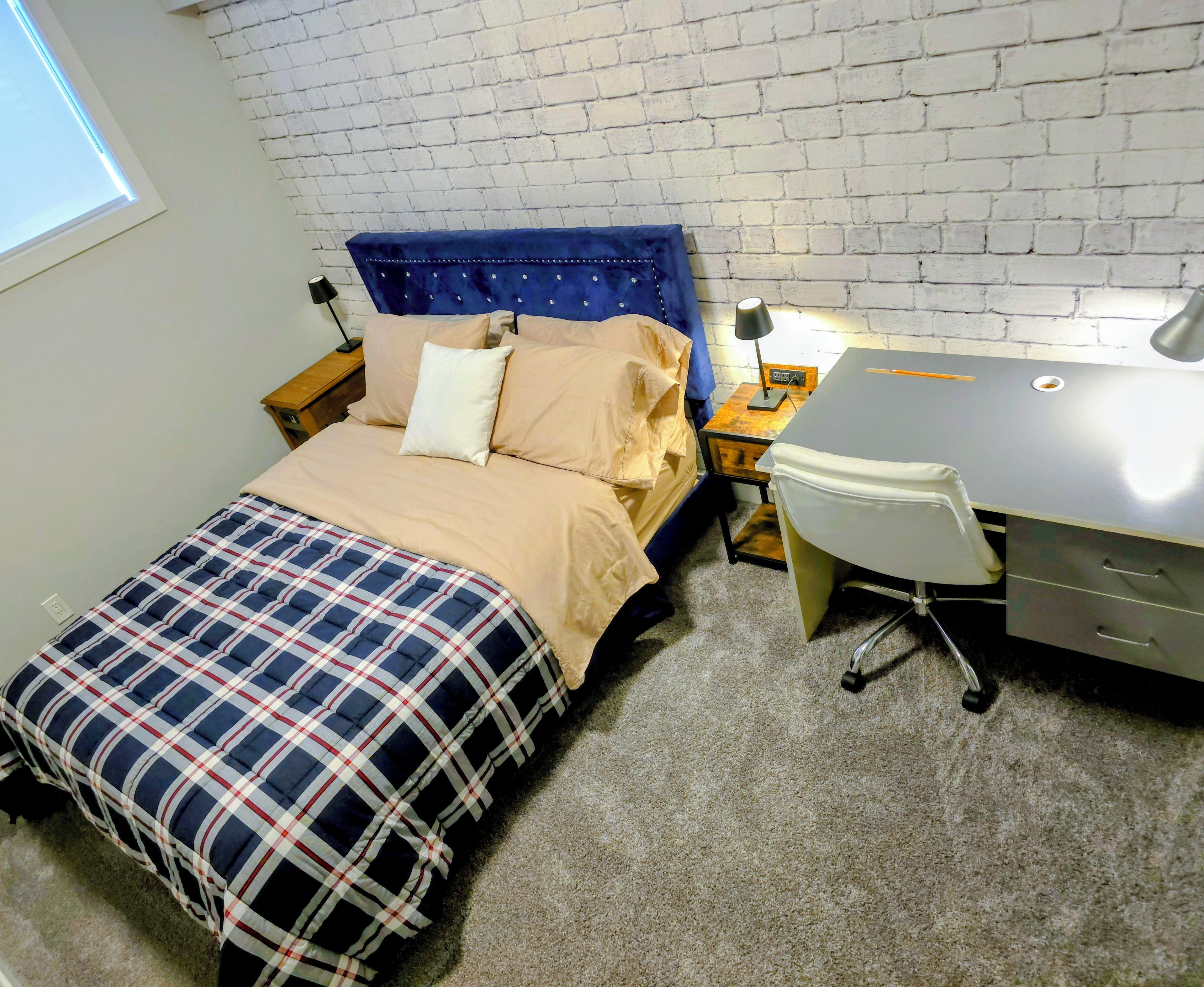 Une chambre à coucher avec un lit, un bureau et une chaise.