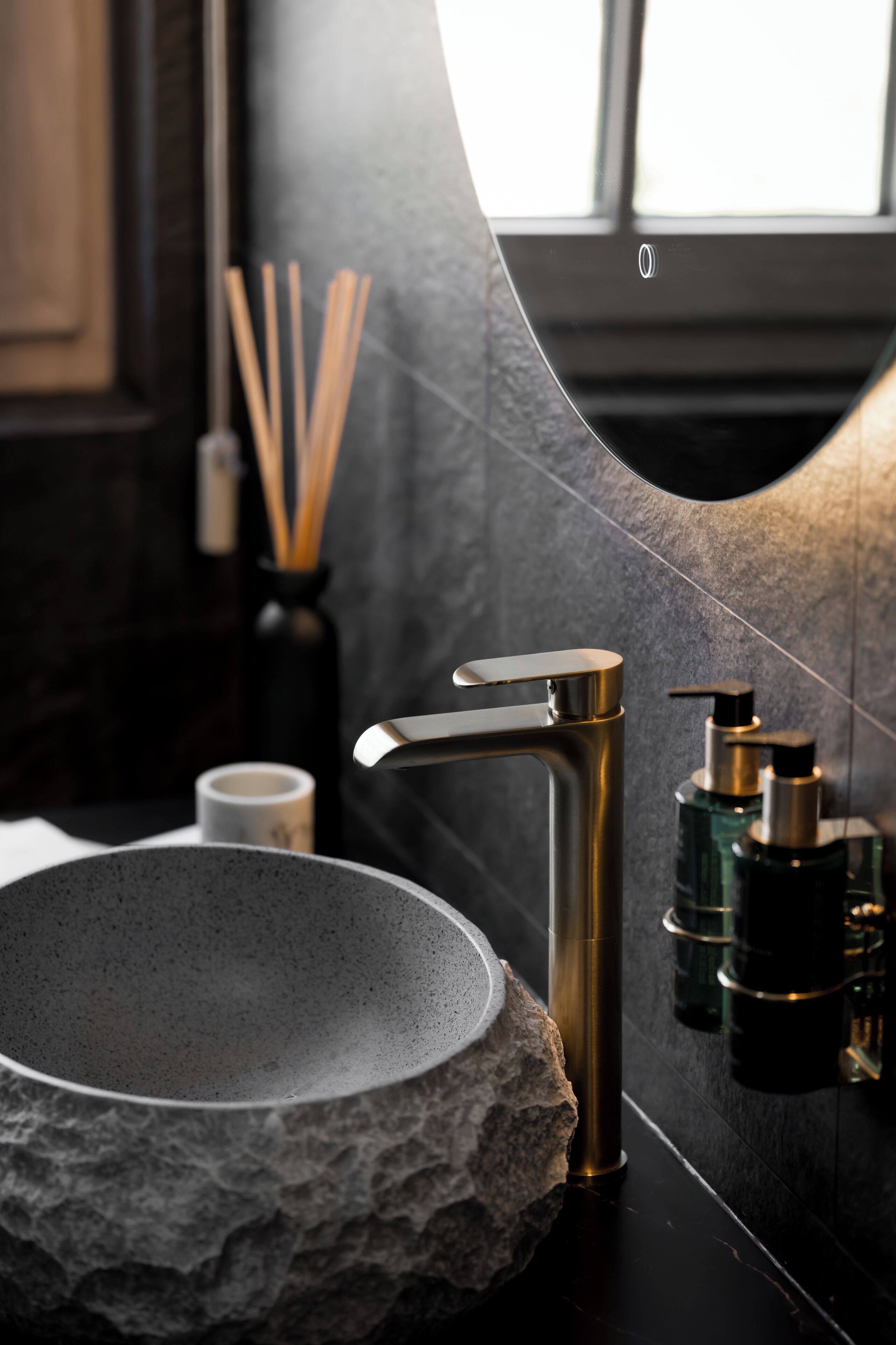 Een douche, een haardroger, handdoeken, zeep