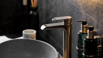 Een douche, een haardroger, handdoeken, zeep