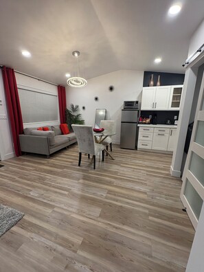 A modern living space with a dining area, a kitchen, and a sofa. - Beautiful Guesthouse in Kierland. Studio A (Scottsdale)